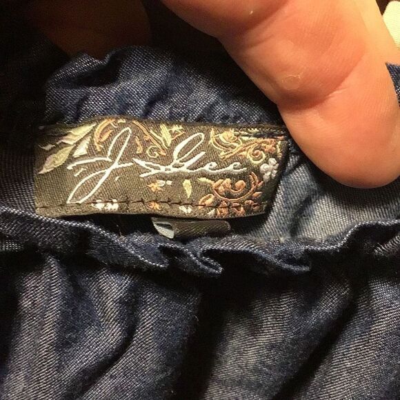 Blouse by J Gee flowers embroidered on sleeves size medium - Picture 3 of 4